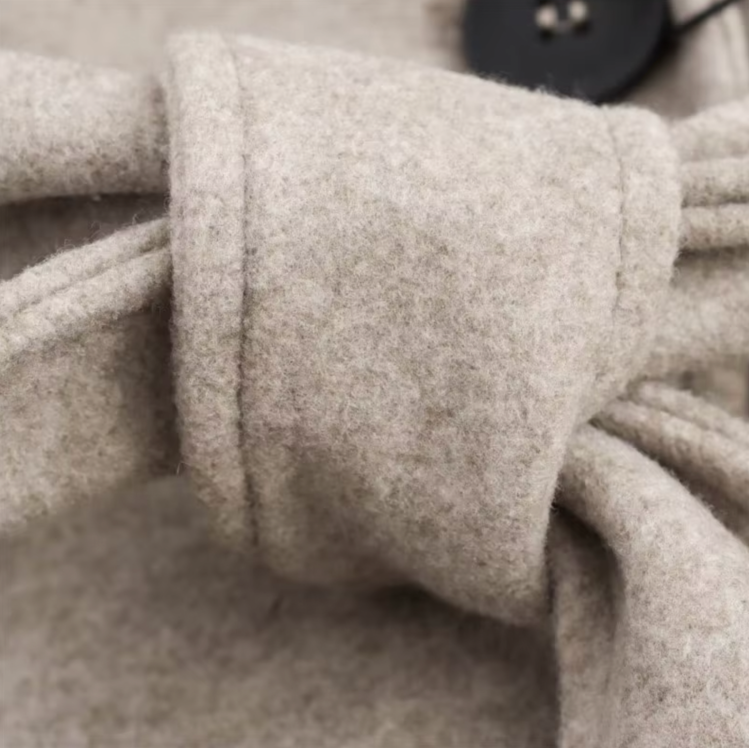 Chic Beige Double-Breasted Trench Coat with Faux Fur Collar for Stylish Outings